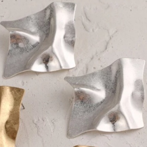 🤍18K white gold plated bold dim earrings - Picture 3 of 6